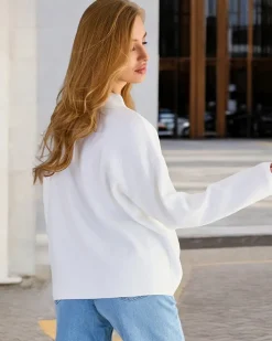 Swetry^Royalfashion Cienki damski sweter z ozdobami na ramionach biały