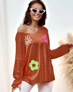 Swetry^Royalfashion Cienki damski sweterek z kwiatuszkami pomarańczowy