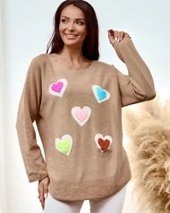 Swetry^Royalfashion Cienki damski sweterek z serduszkami jasny brązowy