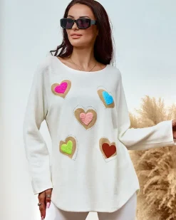 Swetry^Royalfashion Cienki damski sweterek z serduszkami biały