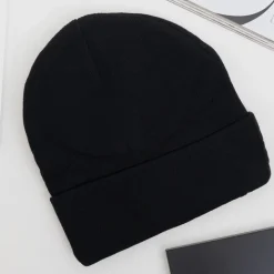 Czapki|Czapki I Kapelusze^Royalfashion Czarna czapka beanie z naszywką czarny