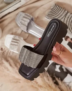 Klapki Na Obcasie^Royalfashion Czarne klapki damskie z cyrkoniami Emkoy czarny