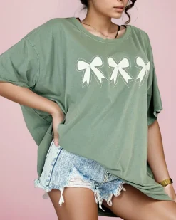 Bluzki / Koszule / Koszulki^Royalfashion Damski t-shirt z naszywką w kształcie kokardki zielony