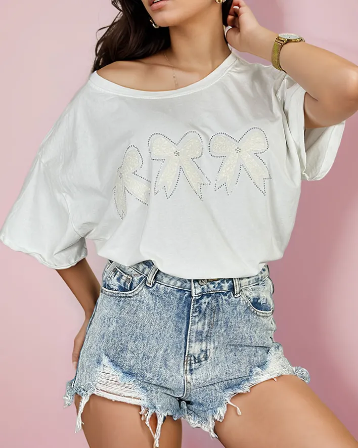 Bluzki / Koszule / Koszulki^Royalfashion Damski t-shirt z naszywką w kształcie kokardki biały