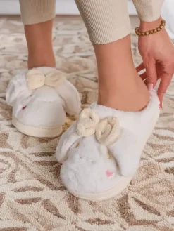 Kapcie^Royalfashion Damskie futrzane kapcie z kokardką Savos biały