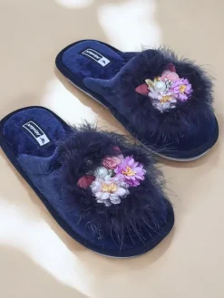 Kapcie^Royalfashion Damskie futrzane kapcie z kwiatami Ederra Granatowy