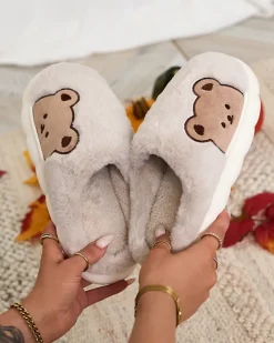 Kapcie^Royalfashion Damskie futrzane kapcie z misiem w kolorze jasnoszarym Fetemes Jasny szary