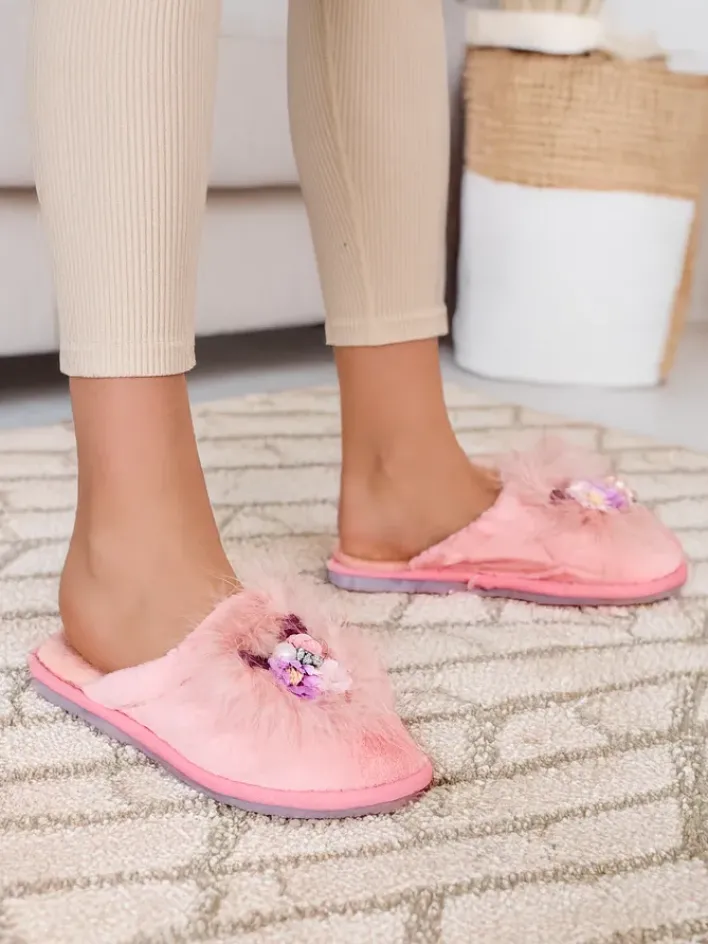 Kapcie^Royalfashion Damskie futrzane kapcie z kwiatami Ederra różowy