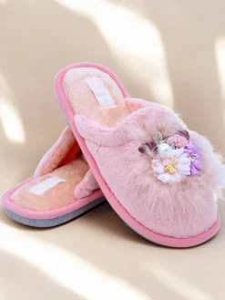 Kapcie^Royalfashion Damskie futrzane kapcie z kwiatami Ederra różowy
