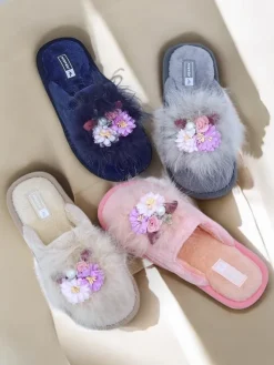 Kapcie^Royalfashion Damskie futrzane kapcie z kwiatami Ederra różowy