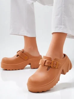 Klapki Na Obcasie^Royalfashion Damskie gumowe klapki na obcasie Voxones Camel