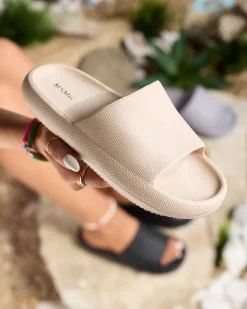 Klapki Basenowe^Royalfashion Damskie gumowe klapki z tłoczeniem w kolorze khaki Okeris brązowy