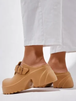 Klapki Na Obcasie^Royalfashion Damskie gumowe klapki na obcasie Voxones jasny brązowy