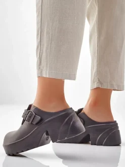 Klapki Na Obcasie^Royalfashion Damskie gumowe klapki na obcasie Voxones czarny