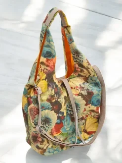 Materiałowe^Royalfashion Duża torba materiałowa w kwiaty z kosmetyczką i zapięciem na magnes Wielokolorowe