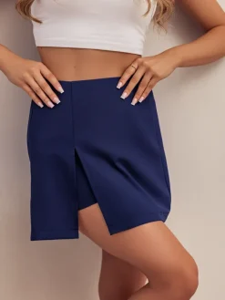 Komplety Damskie^Royalfashion Elegancki damski komplet z wiązaną marynarką i spódnico- spodenkami Granatowy