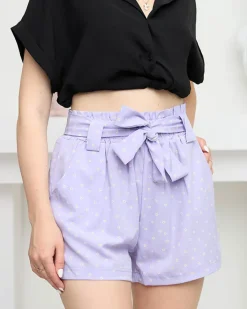 Szorty|Krótkie Spodenki^Royalfashion Fioletowe wzorzyste damskie materiałowe krótkie spodenki w kwiaty fioletowy