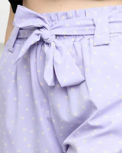 Szorty|Krótkie Spodenki^Royalfashion Fioletowe wzorzyste damskie materiałowe krótkie spodenki w kwiaty fioletowy