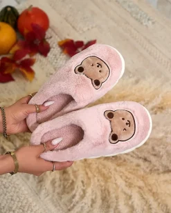 Kapcie^Royalfashion Fioletowo - różowe damskie futrzane kapcie z misiem Hettres Jasnoróżowy