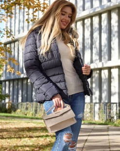 Kurtki / Marynarki / Płaszcze^Royalfashion Granatowa damska kurtka pikowana z kapturem i futerkiem Granatowy