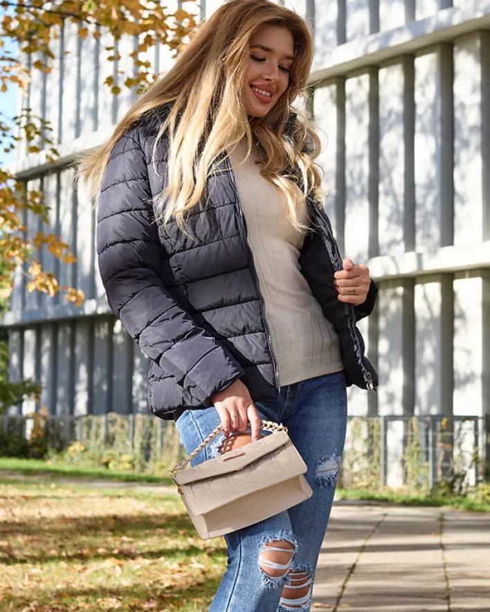 Kurtki / Marynarki / Płaszcze^Royalfashion Granatowa damska kurtka pikowana z kapturem i futerkiem Granatowy