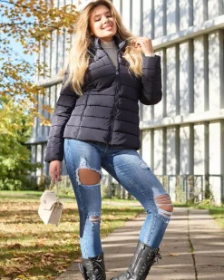 Kurtki / Marynarki / Płaszcze^Royalfashion Granatowa damska kurtka pikowana z kapturem i futerkiem Granatowy