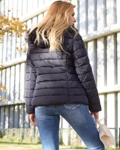 Kurtki / Marynarki / Płaszcze^Royalfashion Granatowa damska kurtka pikowana z kapturem i futerkiem Granatowy