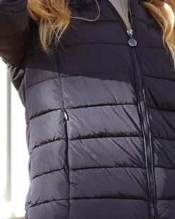 Kurtki / Marynarki / Płaszcze^Royalfashion Granatowa damska kurtka pikowana z kapturem i futerkiem Granatowy