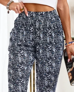 Plus Size|Spodnie Materiałowe^Royalfashion Granatowe damskie spodnie materiałowe z białymi kwiatami PLUS SIZE Granatowy