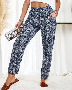 Plus Size|Spodnie Materiałowe^Royalfashion Granatowe damskie spodnie materiałowe z białymi kwiatami PLUS SIZE Granatowy
