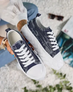 Trampki^Royalfashion Granatowe damskie jeansowe trampki z przetarciami Nerolera Granatowy