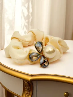 Akcesoria Do Włosów^Royalfashion Gumka do włosów z ozdobną perełką Pearl Satin krem