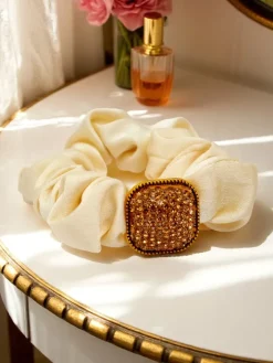 Akcesoria Do Włosów^Royalfashion Gumka do włosów z ozdobną cyrkonią Satin Shine krem