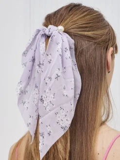 Akcesoria Do Włosów^Royalfashion Gumka do włosów ze wstążką w kwiatuszki i perełkami Perlissa fioletowy