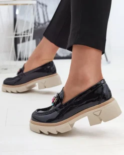 Mokasyny Na Płaskiej Podeszwie|Półbuty^Royalfashion Lakierowane czarne mokasyny z kolorowymi kamyczkami Sarix czarny