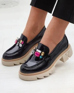 Mokasyny Na Płaskiej Podeszwie|Półbuty^Royalfashion Lakierowane czarne mokasyny z kolorowymi kamyczkami Sarix czarny