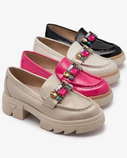 Mokasyny Na Płaskiej Podeszwie|Półbuty^Royalfashion Lakierowane czarne mokasyny z kolorowymi kamyczkami Sarix czarny