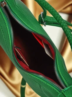 Małe Torebki^Royalfashion Mała damska torebka z eko skóry z ozdobnym paseczkiem Lacquea zielony