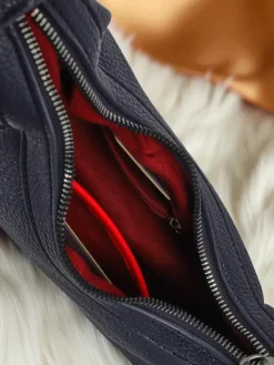 Małe Torebki^Royalfashion Mała damska torebka z eko skóry z ozdobnym paseczkiem Lacquea Granatowy