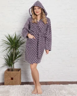 Szlafroki^Royalfashion Miękki fioletowy damski szlafrok w groszki