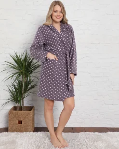 Szlafroki^Royalfashion Miękki fioletowy damski szlafrok w groszki