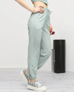 Spodnie Dresowe^Royalfashion Miętowe dresy damskie z naszywką zielony