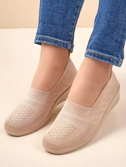 Mokasyny Na Obcasie^Royalfashion Mokasyny damskie na niskim koturnie Epoles Jasny róż