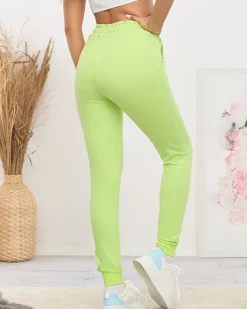 Spodnie Dresowe^Royalfashion Neonowe zielone damskie spodnie dresowe z kolorową naszywką zielony