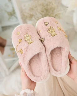 Kapcie^Royalfashion Różowe damskie futrzane kapcie z ozdobami Erserra różowy