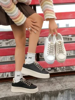 Sneakersy^Royalfashion Sportowe sneakersy damskie z ozdobnymi sznurówkami Eone biały