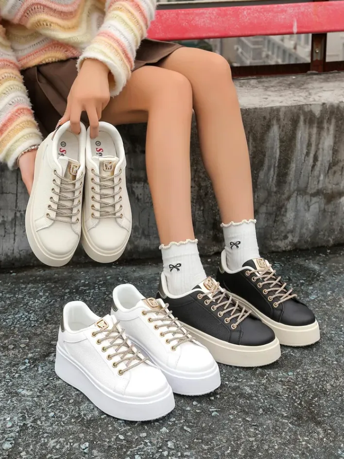 Sneakersy^Royalfashion Sportowe sneakersy damskie z ozdobnymi sznurówkami Eone biały