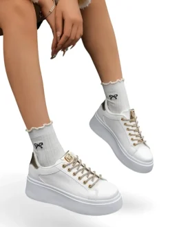 Sneakersy^Royalfashion Sportowe sneakersy damskie z ozdobnymi sznurówkami Eone biały