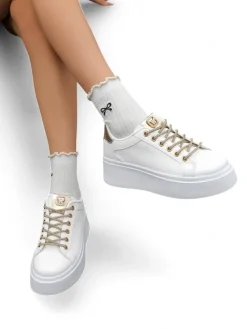 Sneakersy^Royalfashion Sportowe sneakersy damskie z ozdobnymi sznurówkami Eone biały