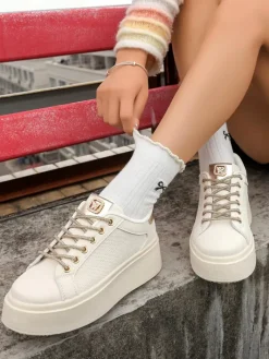 Sneakersy^Royalfashion Sportowe sneakersy damskie z ozdobnymi sznurówkami Eone beżowy